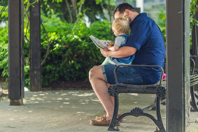 padre-leyendo-hija.jpg